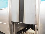 2000形の転落防止用ほろ。1・2編成は下までストレートだが、3編成目以降の車両は写真のように下部が車体に合わせてカーブした形になっている（記者撮影）