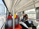 ドイツ製トラム車内。クロスシート中心で窓も大きい（筆者撮影）