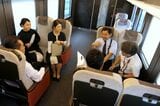 車内では東武鉄道とJR四国の社員が打ち合わせ（記者撮影）