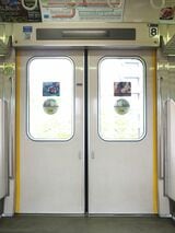 車内から見た1.6m幅のドア（記者撮影）