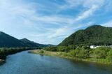 揖保乃糸の生産地、兵庫県西播磨地方は瀬戸内気候で自然豊かな地域。揖保川は、古くから揖保乃糸製造を支えてきた水脈で、豊かな水量をたたえる（筆者撮影）