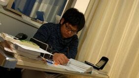 《年収300万円台から東大進学》｢食べるだけで精いっぱい｣の家に生まれた"神童"を東大に行かせた親の優しい隠しごと