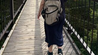 吊り橋を渡る女性