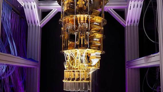金色に輝く量子コンピューター