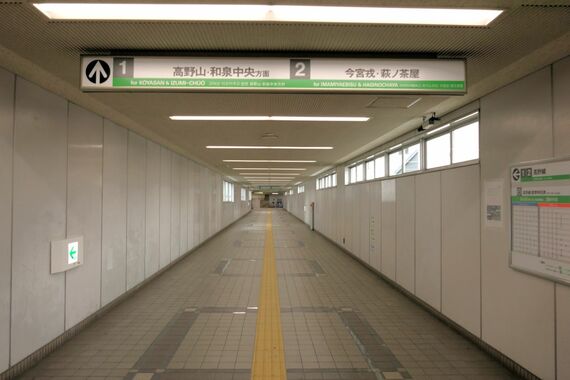 南海岸里玉出駅 高野線ホーム連絡通路
