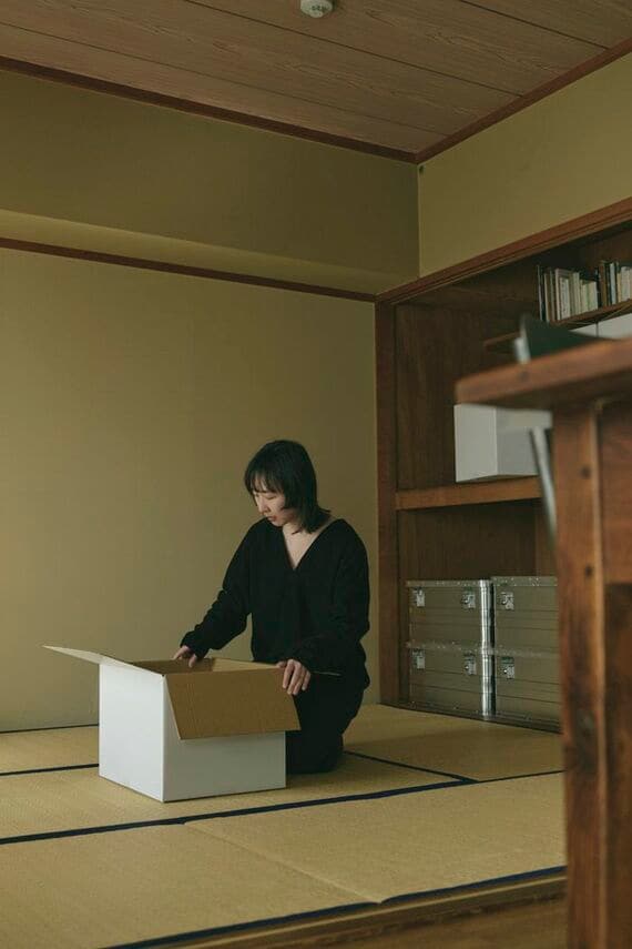 収納の中身を点検する様子