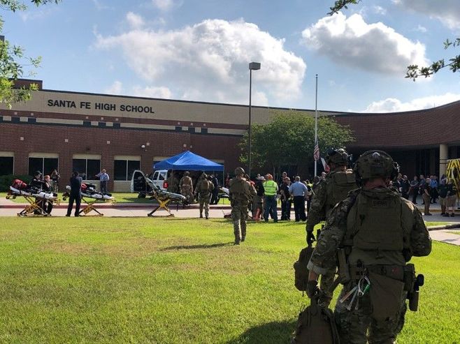 テキサス州の高校で銃撃､死者10人の惨事に