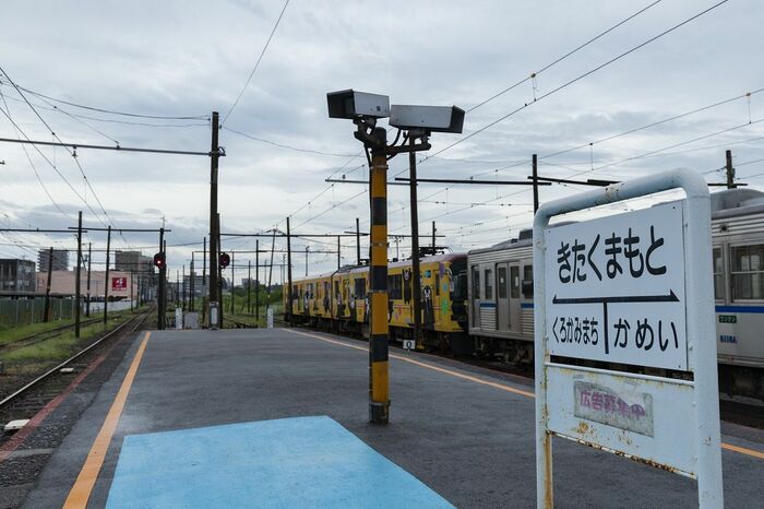 北熊本駅のホームからは車両基地が見える