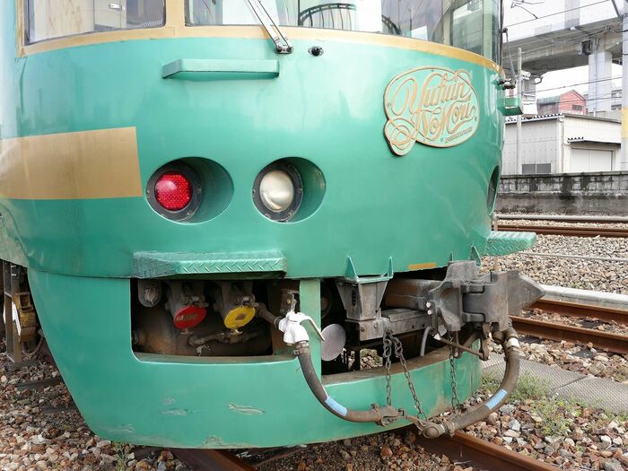 先頭車は丸いデザインが特徴だ