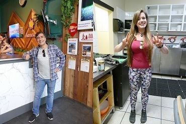 各国の旅行者との触れ合いが楽しい（イラン人とアイルラ