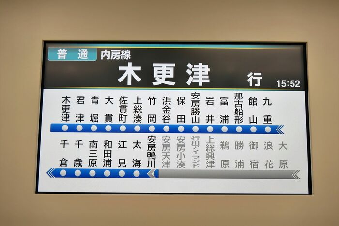 ドア上部の17インチ画面