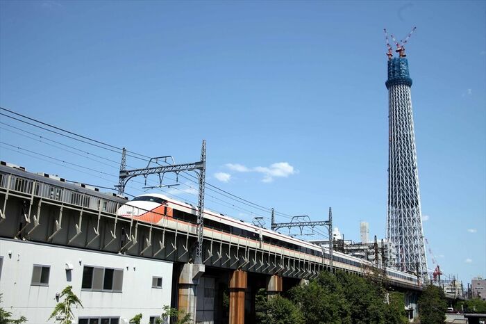 建設中の東京スカイツリーをバックに走るスペーシア
