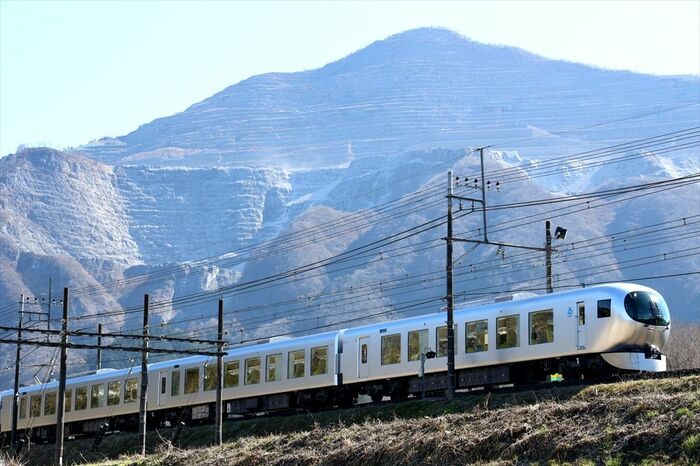 西武秩父線を走る新型特急「ラビュー」