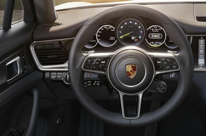 ポルシェ パナメーラ 4 E-ハイブリッド｜Porsche Panamera 4 E-Hybrid