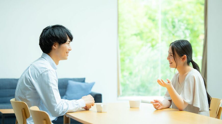 会話するカップル