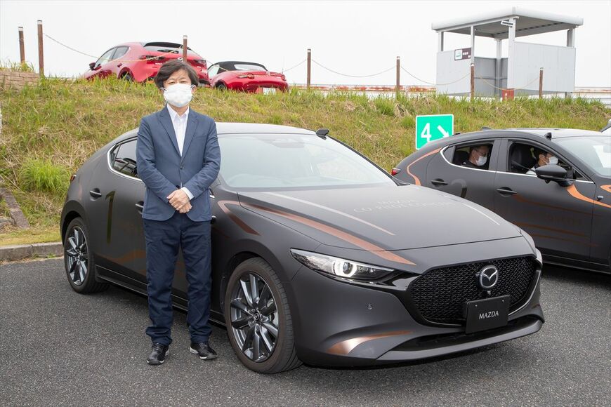 「MAZDA CO-PILOT CONCEPT」と筆者（マツダ関係者による撮影）