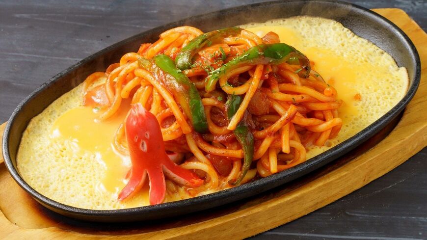 「昔ながらのナポリタン」750円（昼は650円）。いずれもミニサラダ付き（写真：JFS）この記事の画像を見る(◯枚)