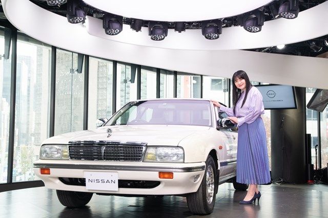 日産の手によってレストアされたシーマと、長年乗り続けている女優の伊藤かずえさん（写真：日産自動車）