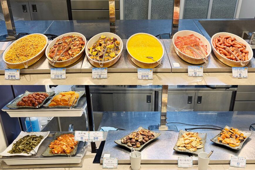 ラビスタ東京ベイモーニングビュッフェ、洋食メニューと焼物、漬物。ミートソースパスタ、ソーセージ、スクランブルエッグ、ベーコン、ローストチキンサルサソース、焼きしいたけ・焼き栗、鮭の塩焼き、赤魚の西京焼き、漬物3種、キムチ（筆者撮影） 
