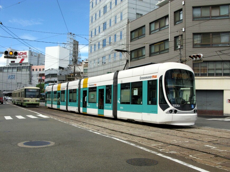 広島電鉄の国産超低床車「グリーンムーバーmax」5100形（撮影：南正時）