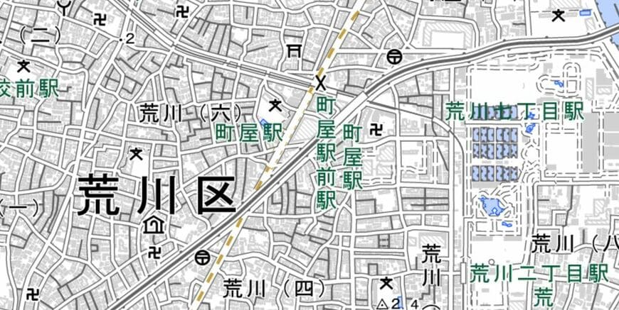 3つの電車が交差する町屋（出典：国土地理院）