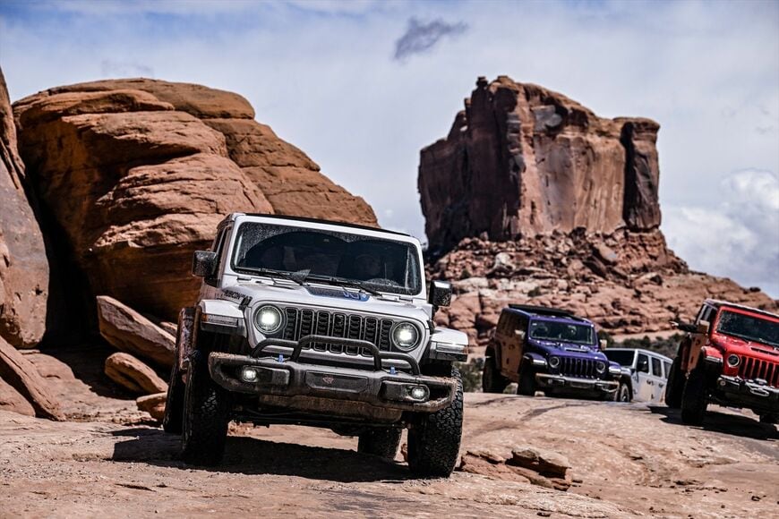 新しい意匠の7スロットグリルとトリプルフープ・バンパーガードをそなえている（写真：Stellantisジャパン）