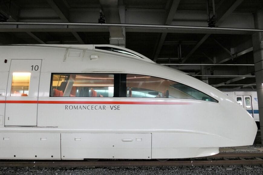 運転室側面、窓の後ろに非常口がある（記者撮影）