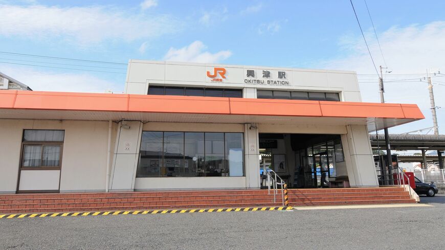 明治から昭和戦前期までは政治の地として多くの政治家・役人が利用した興津駅（筆者撮影）