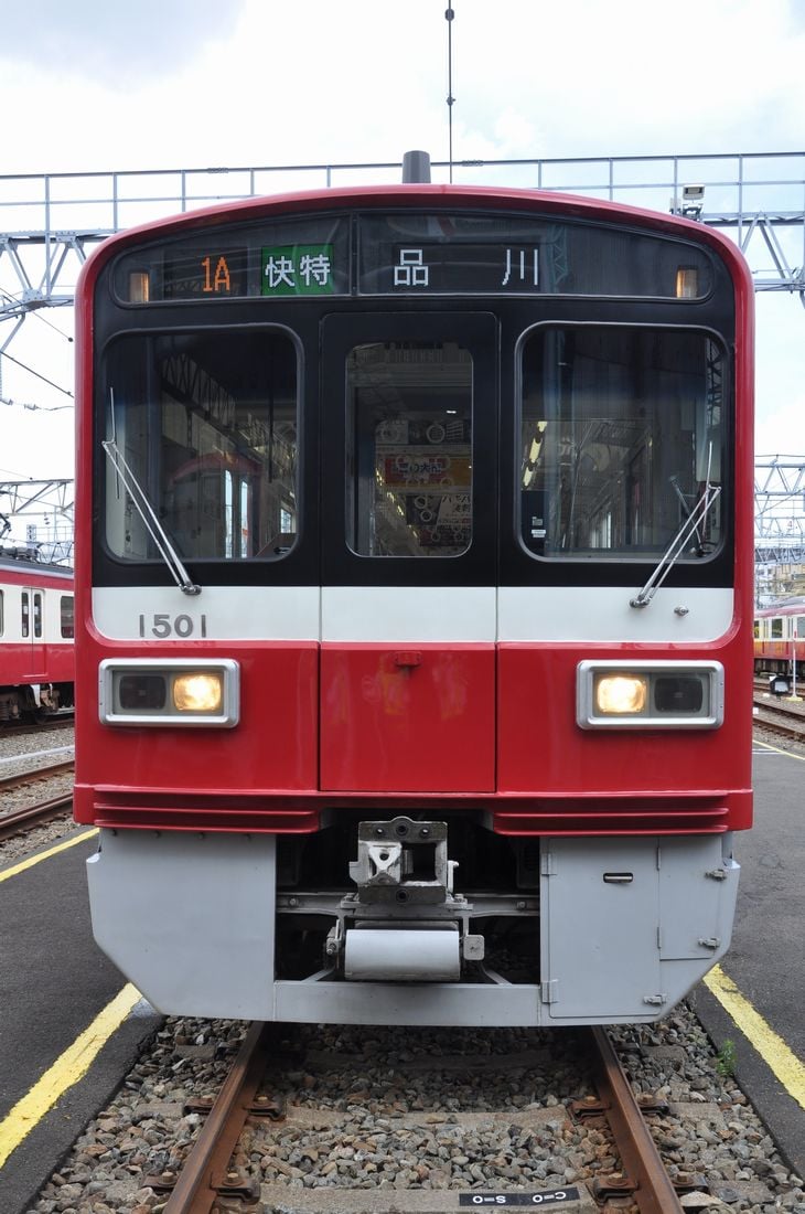 前面の窓周りが黒いデザインが1500形の特徴だ（記者撮影）