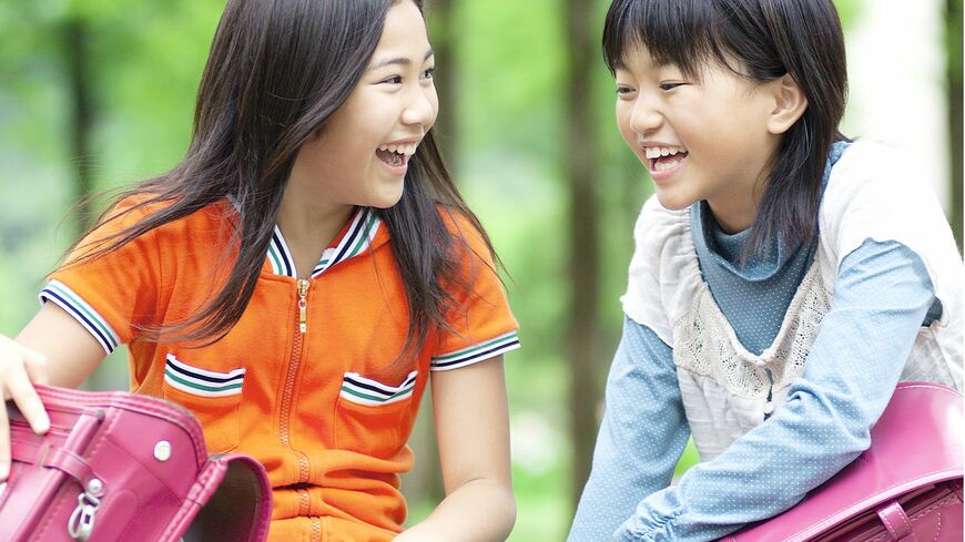 おしゃべりする小学生