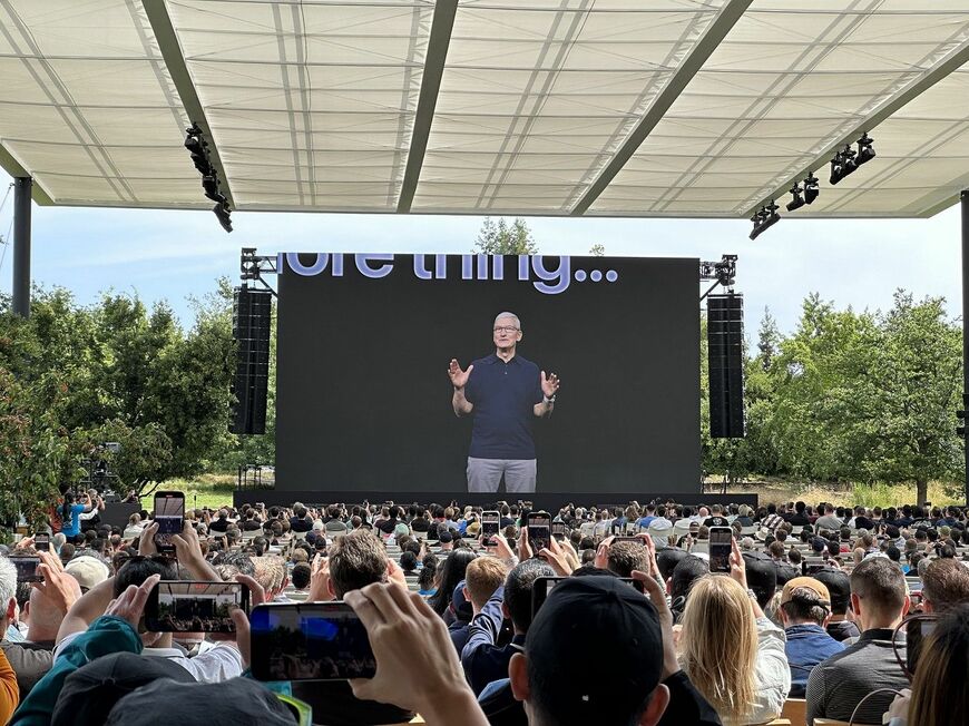 6月5日から開催されたWWDCで講演するティム・クックCEO（筆者撮影）