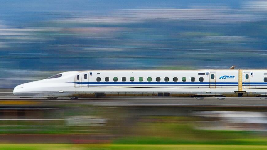 疾走する新幹線N700系（写真：いしかわともかず／PIXTA）