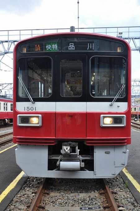 京急で一番赤い電車｢1500形｣ベテランの重厚感 一見地味だが｢初採用｣多数､後輩車両の礎に | ベテラン車両の肖像 | 東洋経済オンライン