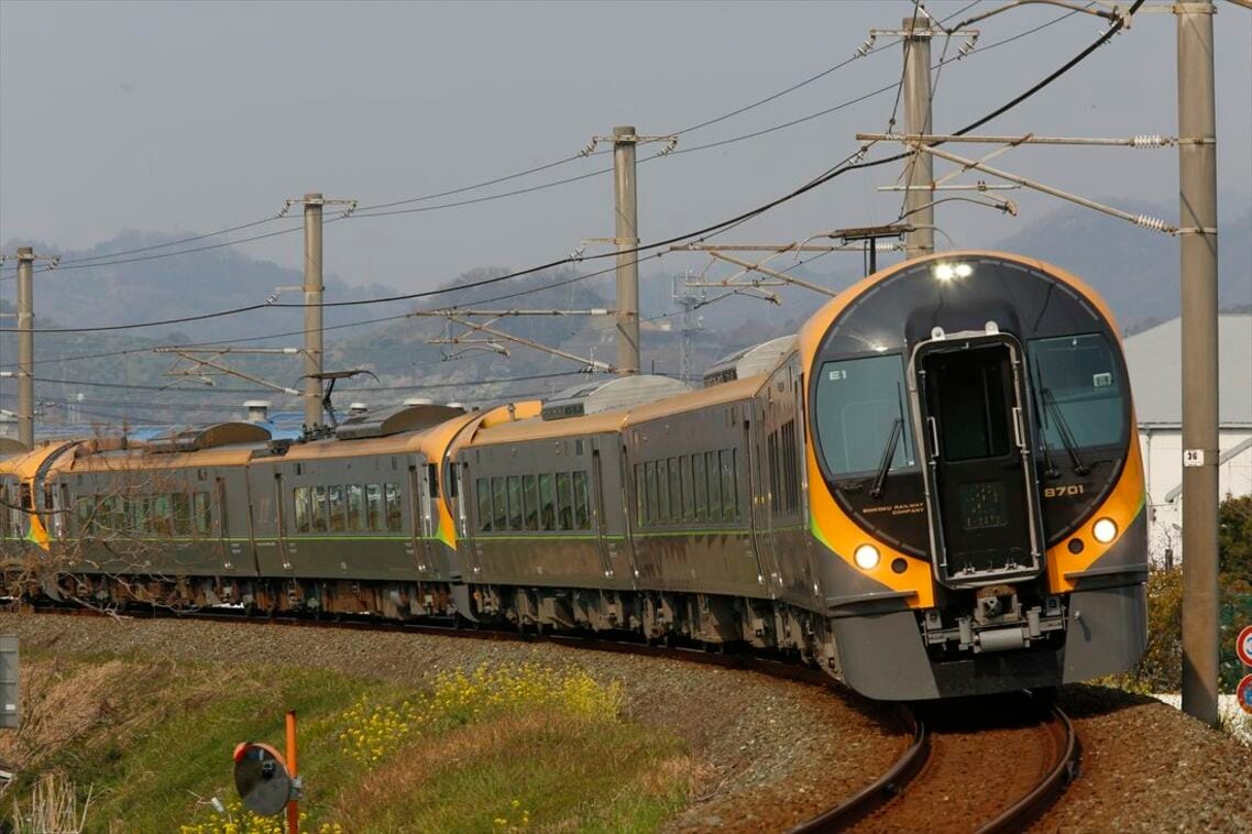 最新鋭の8600系特急電車