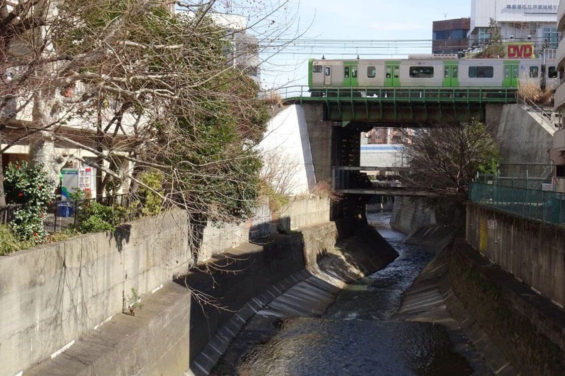 高田馬場―目白間で神田川を渡る山手線