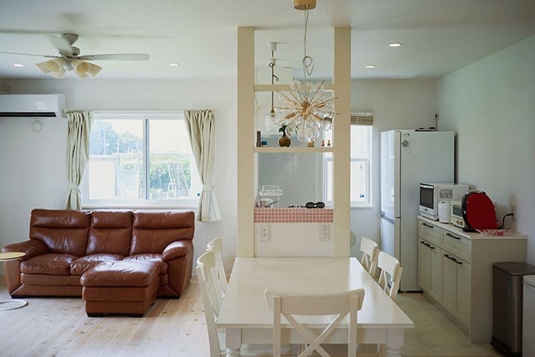 アイボリーが基調の開放的なLDKで、対面式キッチンは作業スペースもゆったり。2本の柱を利用した間仕切りの棚は、お気に入りの小物を飾ったりして楽しんでいます（写真撮影：相馬ミナ）