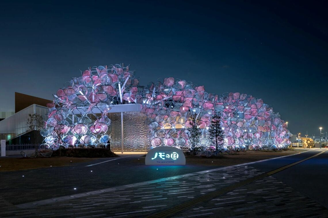 パナソニックの家電製品の廃材を集めて作られたパナソニック館の外観を特徴付けていたのが永山がバタフライと命名した1400個の「∞」の字の形をした金属の輪。この輪を再成形できる工場を発見したことでGREEN x EXPO東邦レオSTUDIO（仮）への転用の可能性が一気に広がったと永山は語る（写真：有限会社永山祐子建築設計）