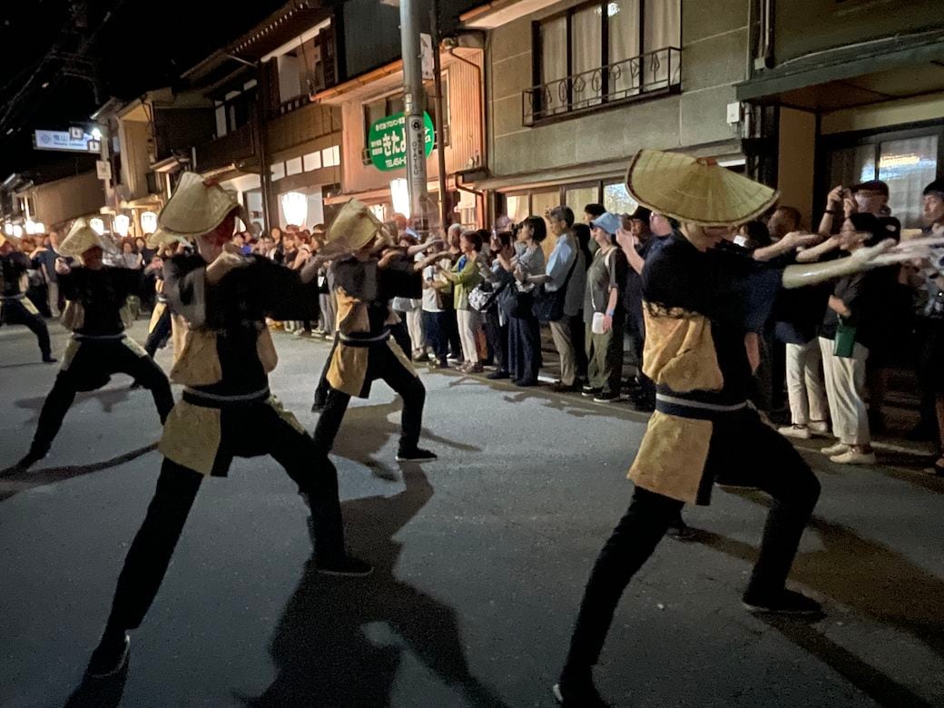 町の通りで行われる男踊り