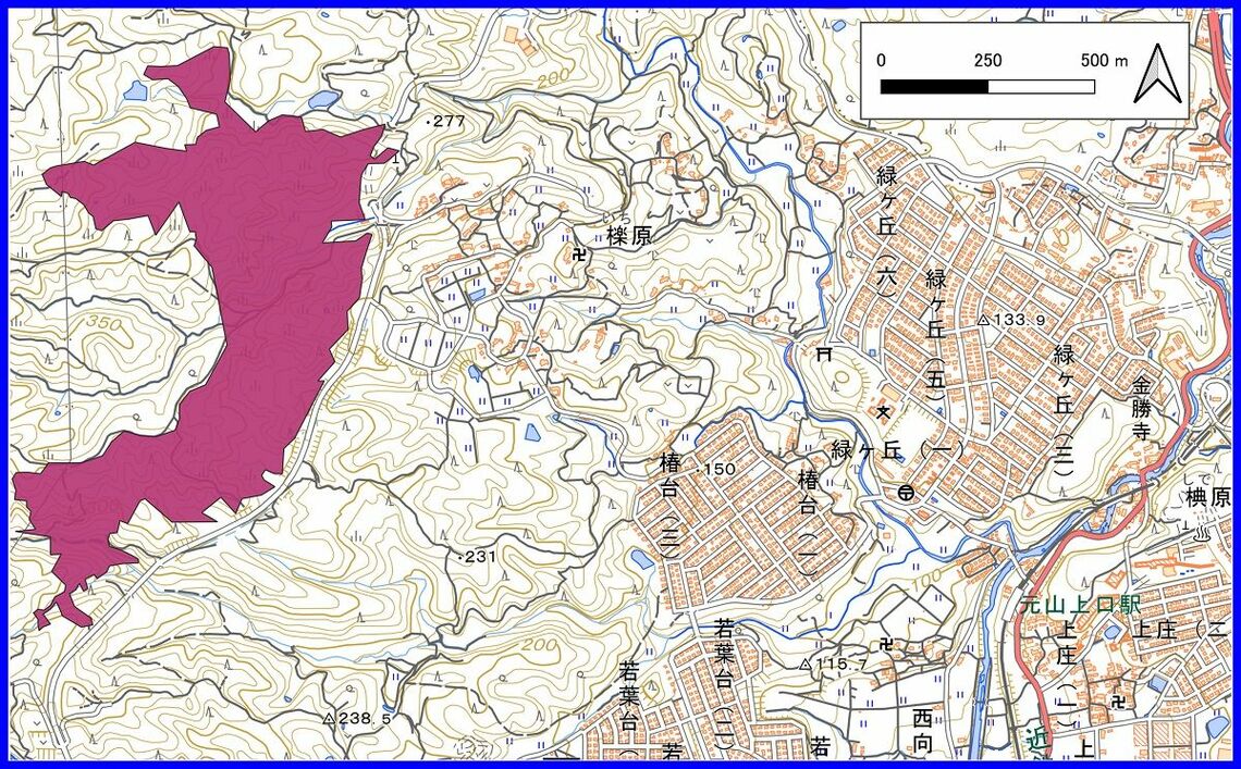 メガソーラー開発地（赤い部分）と下流域の住宅地（地理院タイルを使用し、裁判資料に基づきごん屋が作成）