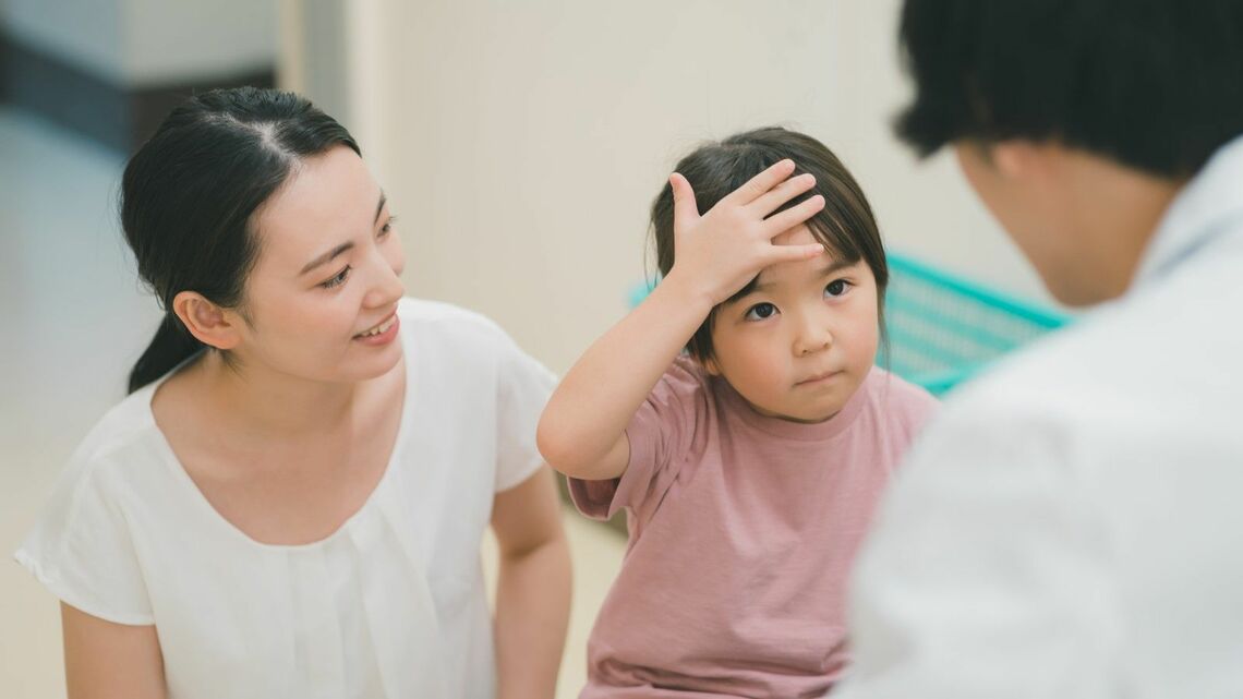 風邪を引いた子どもを病院へ連れていきたいけれど、小児科か耳鼻科で迷ってしまう親は多いといいます(写真:mits/PIXTA)