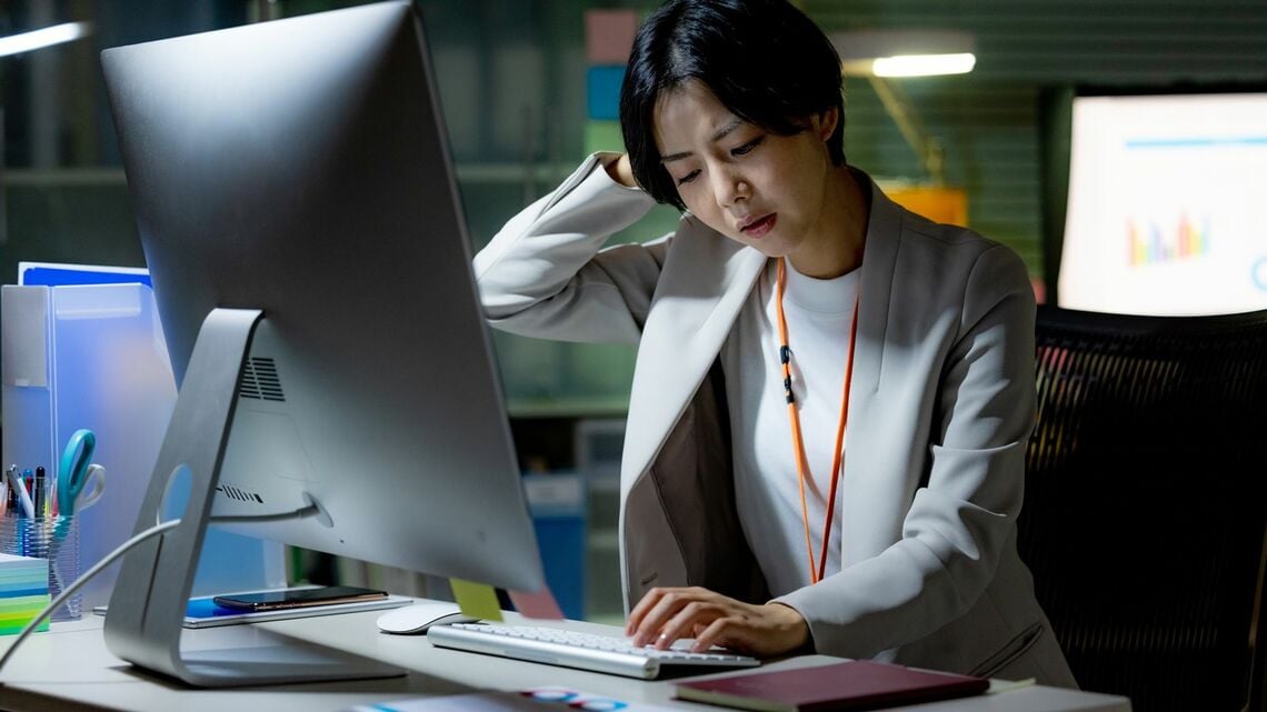残業する女性のイメージ