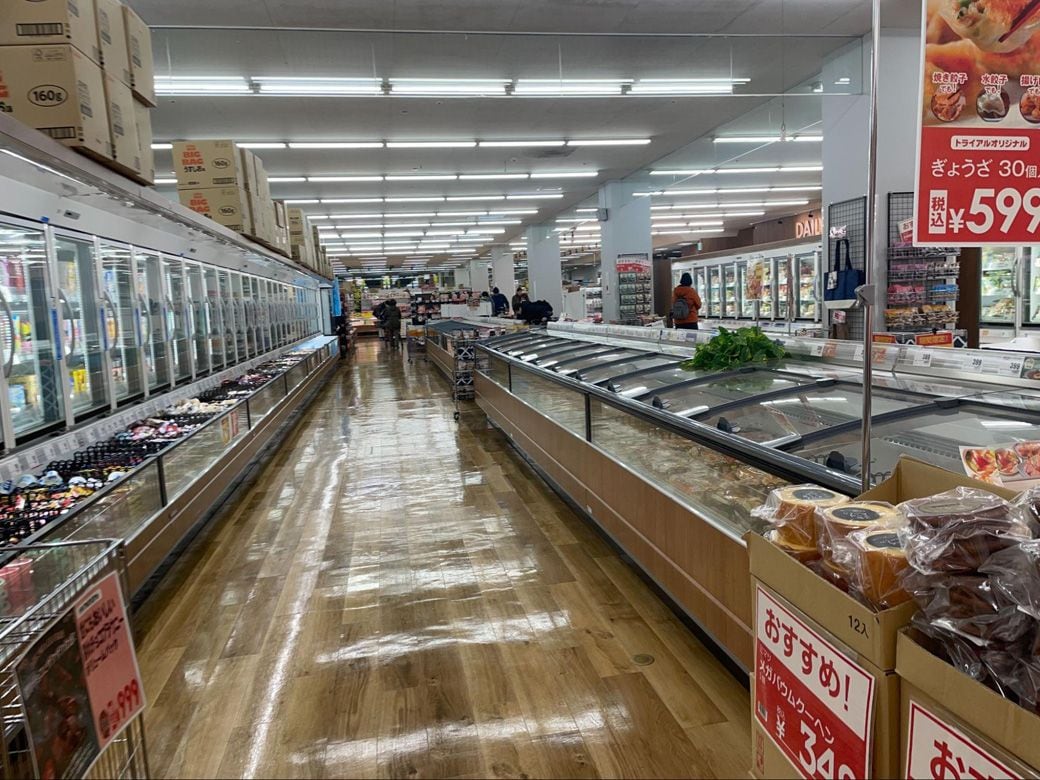 トライアルの内部はこんな感じ。食料品はもちろんのこと、 （筆者撮影） 