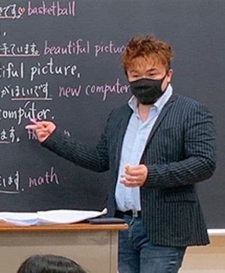 授業では英語を担当している（写真：高田さん提供)