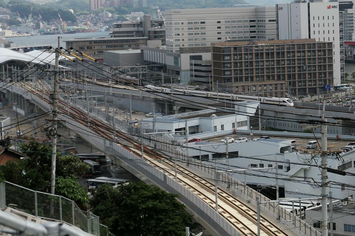 高架になった長崎駅前。手前が新幹線、奥が在来線の線路（記者撮影）