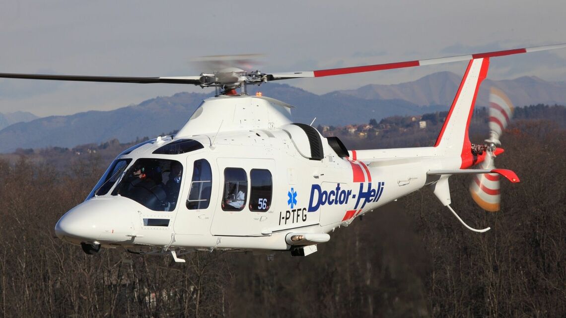 白い機体に赤いライン、「Doctor-Heli」のロゴが青色でペイントされている。国内で運航しているドクターヘリは全部で5種類。写真はAW109SP（写真：HEM-Net提供）