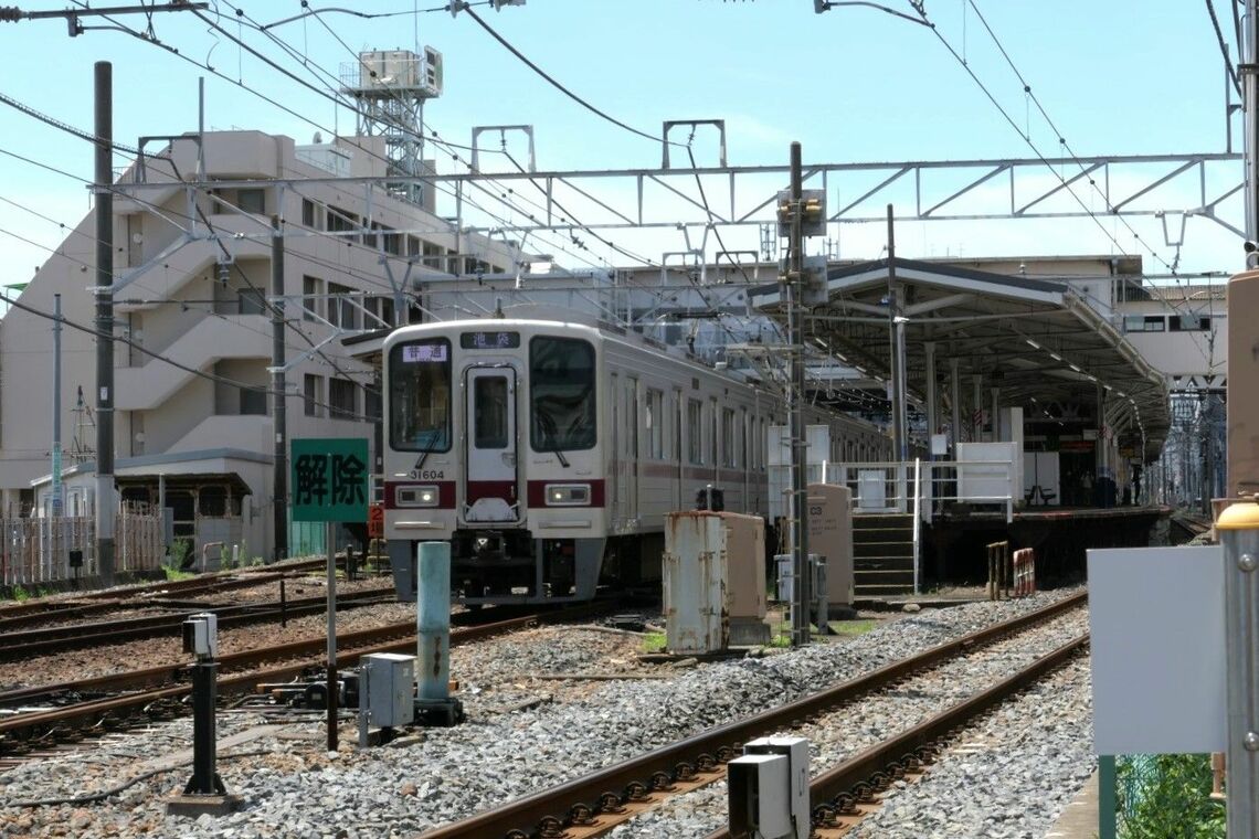 続いて普通が発車（記者撮影）