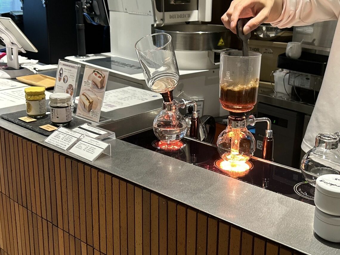 『GINZA NISHIKAWA COFFEE ROASTERY』はサイフォンでコーヒーを淹れている（写真：筆者撮影）