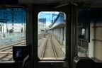 連絡線を走り高架の本線へ向かう