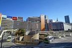 右奥の京王百貨店も含めると壮観さが増す