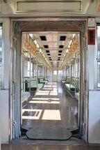 近年の車両に比べて幅の広い貫通路